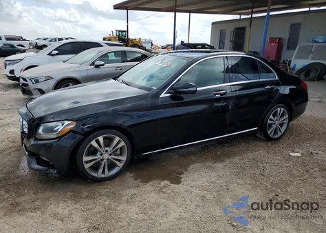 2016 Mercedes-Benz C 300 z USA, uszkodzony, nr VIN 55SWF4JB1GU125504